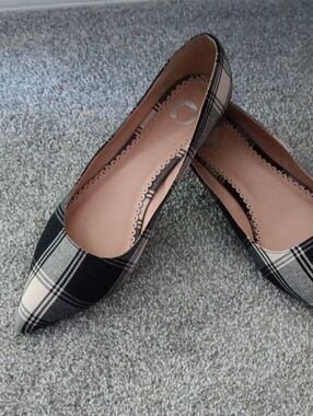 Brinley Co. Pointed Toe Kitten Heel Pumps